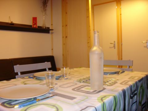 Chalet 4 personnes - PRESTIGE 2 chambres (lave-vaisselle - TV - terrasse couverte 12m² - superficie 28m²)