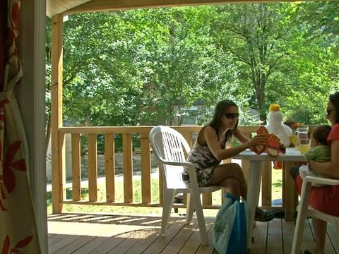 MOBILHOME 4 personnes - Résidence PEYRELADE Confort 2 chambres-terrasse couverte + TV