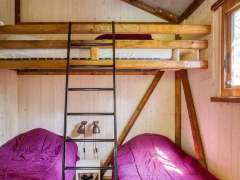 Tente en toile et en bois 5 personnes - Cabane Lodge Bois sur pilotis Confort 27 m² - 2 chambres - Terrasse bois couverte - Zone ombragée