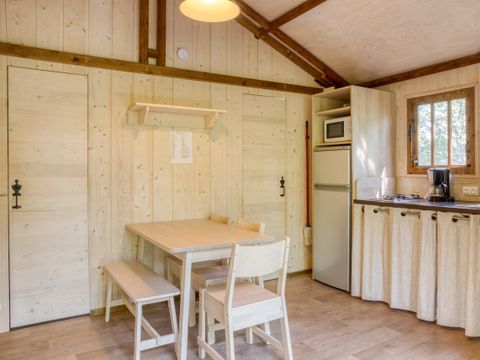 Tente en toile et en bois 5 personnes - Cabane Lodge Bois sur pilotis Confort 27 m² - 2 chambres - Terrasse bois couverte - Zone ombragée
