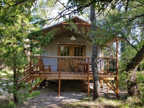 Tente en toile et en bois 5 personnes - Cabane Lodge Bois sur pilotis Confort 27 m² - 2 chambres - Terrasse bois couverte - Zone ombragée