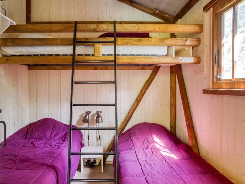 Tente en toile et en bois 5 personnes - Cabane Lodge Bois sur pilotis Confort 27 m² - 2 chambres - Terrasse bois couverte - Zone ombragée
