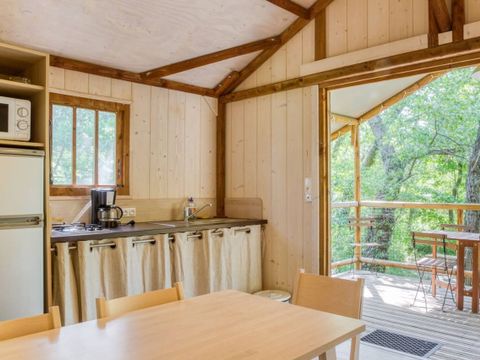 Tente en toile et en bois 5 personnes - Cabane Lodge Bois sur pilotis Confort 27 m² - 2 chambres - Terrasse bois couverte - Zone ombragée