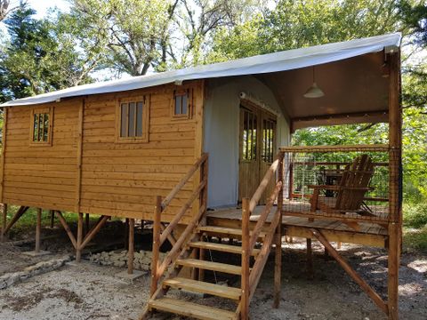 Tente en toile et en bois 5 personnes - Cabane Lodge Bois sur pilotis Confort 27 m² - 2 chambres - Terrasse bois couverte - Zone ombragée