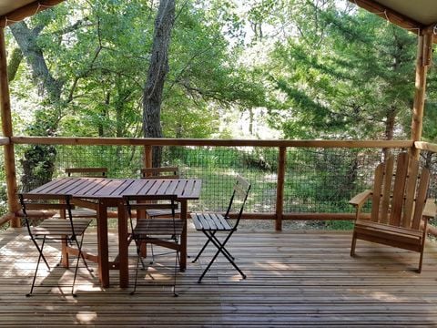 Tente en toile et en bois 5 personnes - Cabane Lodge Bois sur pilotis Confort 27 m² - 2 chambres - Terrasse bois couverte - Zone ombragée