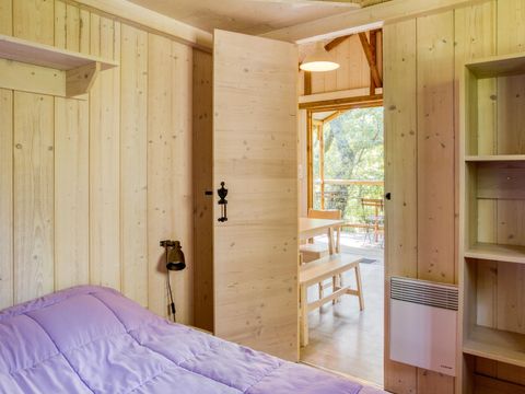 Tente en toile et en bois 5 personnes - Cabane Lodge Bois sur pilotis Confort 27 m² - 2 chambres - Terrasse bois couverte - Zone ombragée