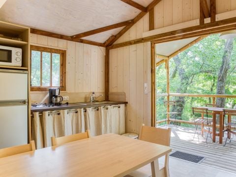 Tente en toile et en bois 5 personnes - Cabane Lodge Bois sur pilotis Confort 27 m² - 2 chambres - Terrasse bois couverte - Zone ombragée