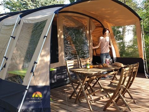 TENTE TOILE ET BOIS 4 personnes - Tente prêt à camper 28 m² - terrasse semi-couverte - sans sanitaire