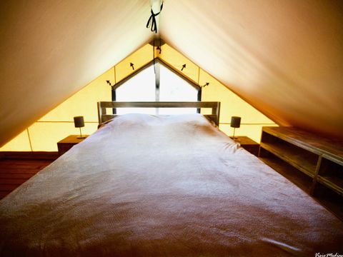 LODGE 6 personnes - Lodge Rivière 30m² + 15m² en mezzanine - 2 chambres - Spa privatif - cuisine - salle d'eau