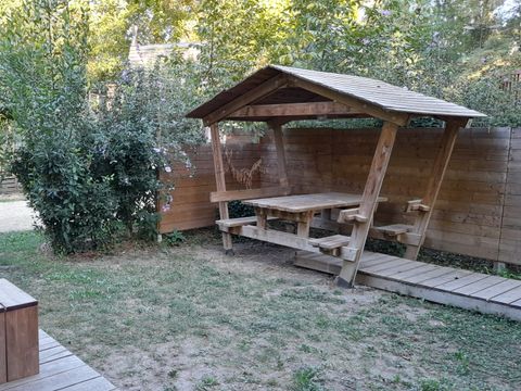 LODGE 3 personnes - Lodge Central 24m² - 1 chambre - coin cuisine - salle d'eau - Hébergement de plain pied accessible PMR