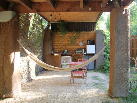 CHALET 2 personnes - Cabane perchée source - sans douche - avec wc et cuisine