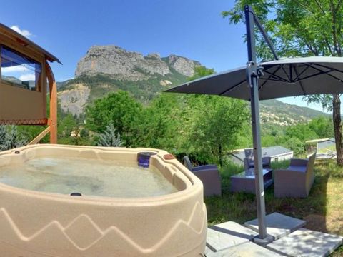 LODGE 5 personnes - Tente Nature Lodge SPA - 3 chambres - Cuisine équipée - Salle de bain