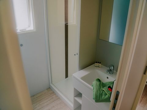 Mobilhome 2/4 personnes - Louisiane Confort 26 m² - 2 chambres - Terrasse couverte - TV