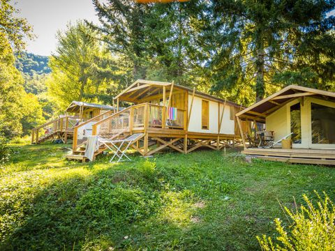 HÉBERGEMENT INSOLITE 7 personnes - Cabane Lodge Premium sur pilotis 32m² - 2 chambres (avec sanitaires) + terrasse + TV 4/7 pers.