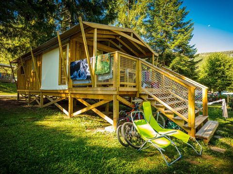 Hébergement 7 personnes - Cabane Lodge Premium sur pilotis 32m² - 2 chambres (avec sanitaires) + terrasse + TV 4/7 pers.