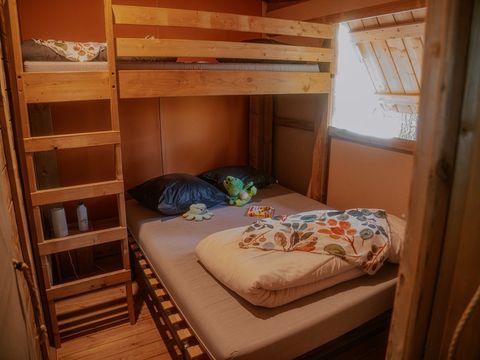 Hébergement 4/7 personnes - Cabane Lodge Premium sur pilotis 32m² - 2 chambres - Avec sanitaires - Terrasse - TV