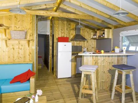 HÉBERGEMENT INSOLITE 7 personnes - Cabane Lodge Premium sur pilotis 32m² - 2 chambres (avec sanitaires) + terrasse + TV 4/7 pers.