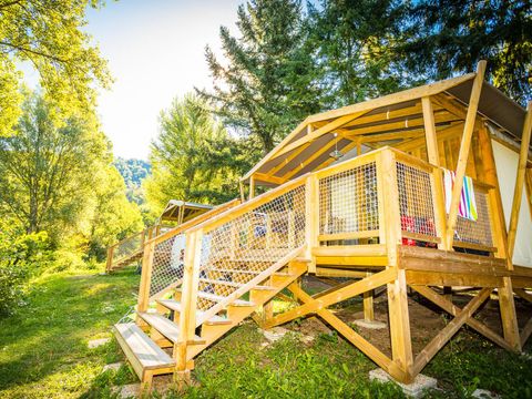 HÉBERGEMENT INSOLITE 7 personnes - Cabane Lodge Premium sur pilotis 32m² - 2 chambres (avec sanitaires) + terrasse + TV 4/7 pers.