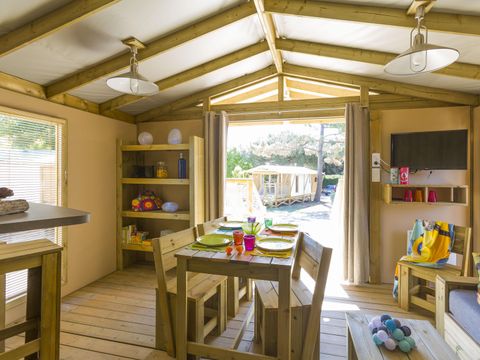 Hébergement 7 personnes - Cabane Lodge Premium sur pilotis 32m² - 2 chambres (avec sanitaires) + terrasse + TV 4/7 pers.