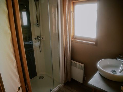 Hébergement 4/7 personnes - Cabane Lodge Premium sur pilotis 32m² - 2 chambres - Avec sanitaires - Terrasse - TV