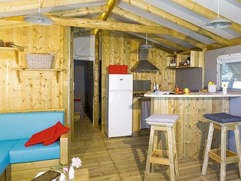 HÉBERGEMENT INSOLITE 7 personnes - Cabane Lodge Premium sur pilotis 32m² - 2 chambres (avec sanitaires) + terrasse + TV 4/7 pers.