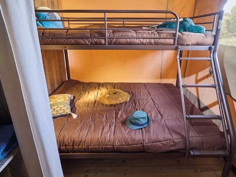 TENTE TOILE ET BOIS 5 personnes - Lodge Kenya Evasion Confort 34m² - 2 chambres 2/5 personnes (avec sanitaires) + Terrasse 5 pers.