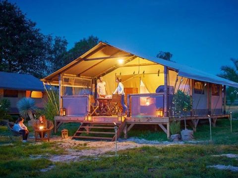 TENTE TOILE ET BOIS 5 personnes - Lodge Kenya Evasion Confort 34m² - 2 chambres 2/5 personnes (avec sanitaires) + Terrasse