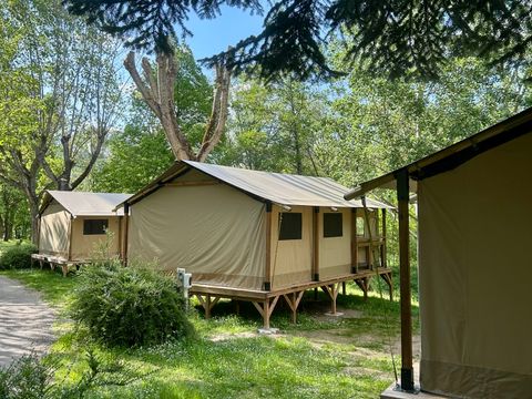 TENTE TOILE ET BOIS 5 personnes - Lodge Kenya Evasion Confort 34m² - 2 chambres 2/5 personnes (avec sanitaires) + Terrasse 5 pers.