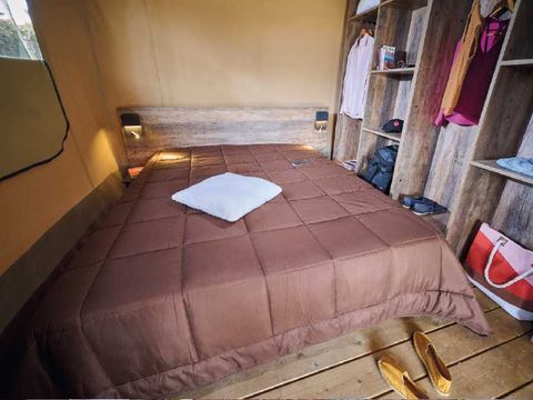 TENTE TOILE ET BOIS 5 personnes - Lodge Kenya Evasion Confort 34m² - 2 chambres 2/5 personnes (avec sanitaires) + Terrasse 5 pers.