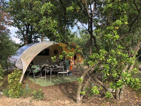 Emplacement - Emplacement Plus 60-75m² : voiture + tente/caravane ou camping-car + électricité 1 pers.