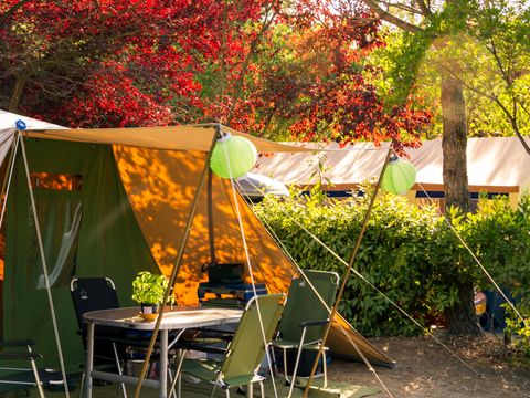 Emplacement - Maxi Emplacement 80-100m² : voiture + tente/caravane ou camping-car + électricité 1 pers.