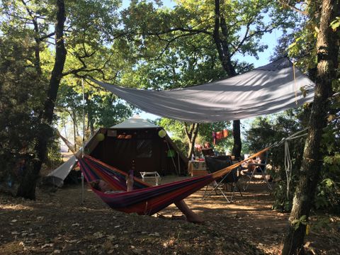 Emplacement - Maxi Emplacement 80-100m² : voiture + tente/caravane ou camping-car + électricité 1 pers.