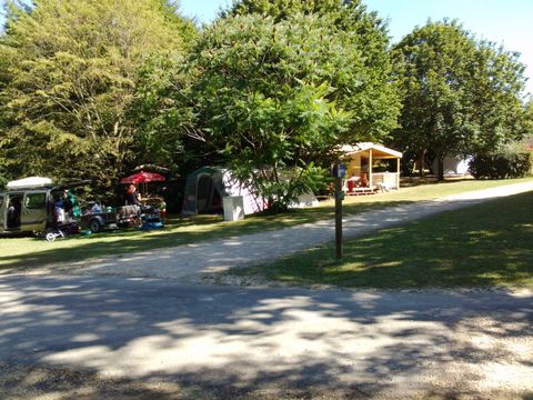 Emplacement - Forfait Confort (1 tente, caravane ou camping-car / 1 voiture / électricité 10A)