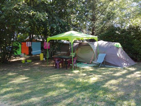 Emplacement - Forfait Confort (1 tente, caravane ou camping-car / 1 voiture / électricité 10A)