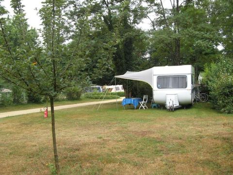 Emplacement - Forfait Confort (1 tente, caravane ou camping-car / 1 voiture / électricité 10A)
