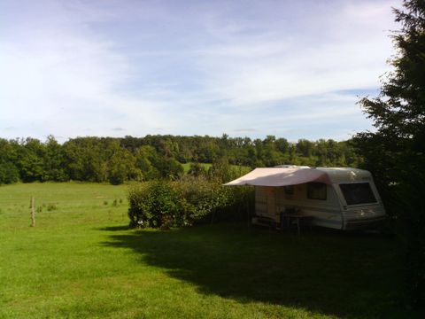 Emplacement - Forfait Privilège (1 tente, caravane ou camping-car / 1 voiture / électricité 10A) vue sur nature