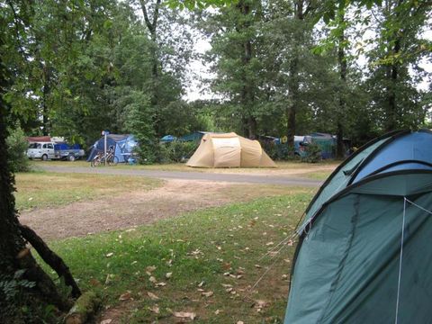 Emplacement - Forfait Grand confort (1 tente, caravane ou camping-car / 1 voiture)