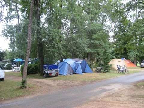 Emplacement - Forfait Grand confort (1 tente, caravane ou camping-car / 1 voiture)