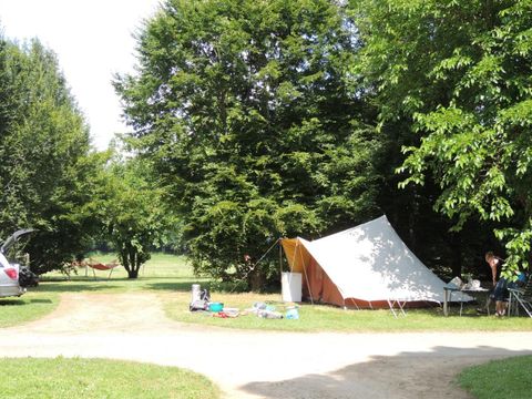 Emplacement - Forfait Grand confort (1 tente, caravane ou camping-car / 1 voiture)