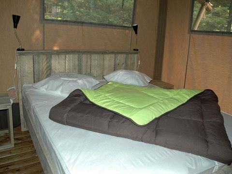 TENTE TOILE ET BOIS 6 personnes - Lodge WOODY 50m² avec terrasse couverte - 3 chambres (avec sanitaires)