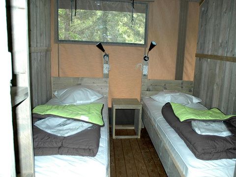 TENTE TOILE ET BOIS 6 personnes - Lodge WOODY 50m² avec terrasse couverte - 3 chambres (avec sanitaires)