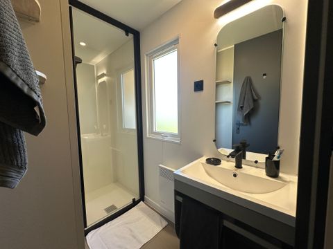 Mobilhome 4 personnes - Confort Riviera 29m² - 2 chambres - Terrasse couverte 18m²