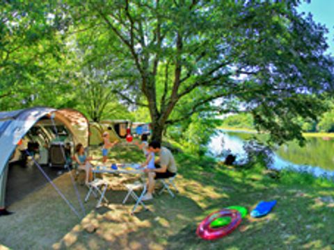 Camping La Riviere - Camping Lot