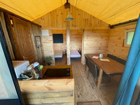 Tente en toile et en bois 4 personnes - Lodge équipée