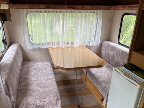 Hébergement 1 personne - INSOLITE : Caravane Vintage + tonnelle 1/2 pers - personnes supplémentaires possible en supplément, contacter le camping