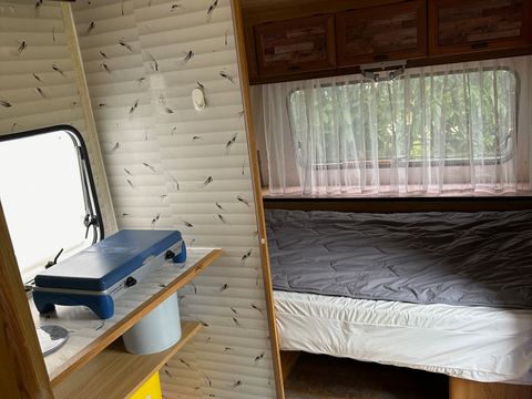 Hébergement 1 personne - INSOLITE : Caravane Vintage + tonnelle 1/2 pers - personnes supplémentaires possible en supplément, contacter le camping