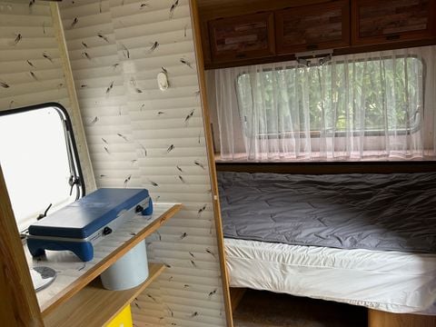 HÉBERGEMENT INSOLITE 1 personne - INSOLITE : Caravane Vintage + tonnelle 1/2 pers - personnes supplémentaires possible en supplément, contacter le camping