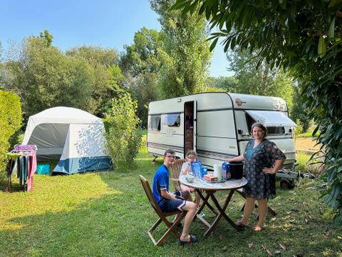 Hébergement 1 personne - INSOLITE : Caravane Vintage + tonnelle 1/2 pers - personnes supplémentaires possible en supplément, contacter le camping