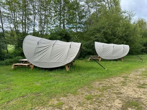TENTE 2 personnes - INSOLITE : Tente sur pilotis + table et 2 bancs intégrés + réfrigérateur top -