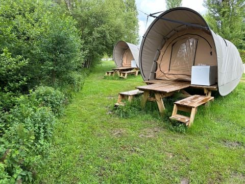 TENTE 2 personnes - INSOLITE : Tente sur pilotis + table et 2 bancs intégrés + réfrigérateur top -